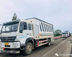 九州陆达牌粉料撒布车助力陕西省道107建设