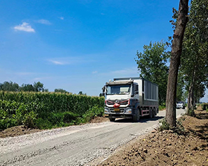 九州陆达牌粉料撒布车助力乡村道路建设