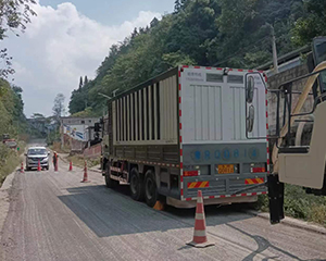 九州陆达牌粉料撒布车助力贵州道路建设
