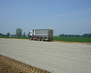 九州陆达牌粉料撒布车助力河南道路建设
