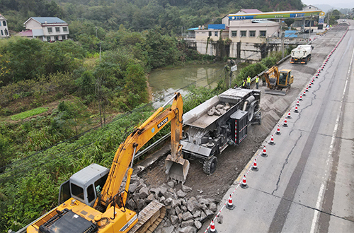九州陆达水泥路面破碎机助力湖南354国道湘乡段