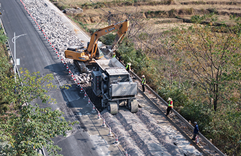 九州陆达水泥路面破碎机施工工艺